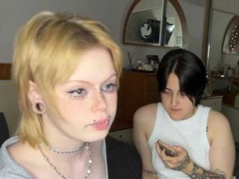 AliceAndMia — webcam model online on bongacams