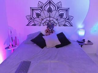 Louane Bour — webcam model online on flirt4free