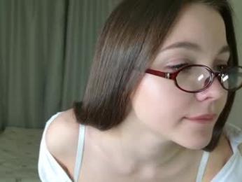 charming_bliss — Chaturbate stream photo (Apr 2026)