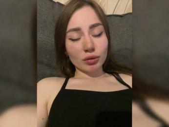 Fyflia — webcam model online on bongacams