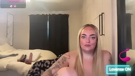 CurvyWetWife — webcam model online on stripchat