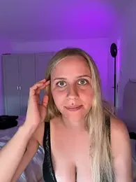 lunawolf21 — webcam model online on stripchat