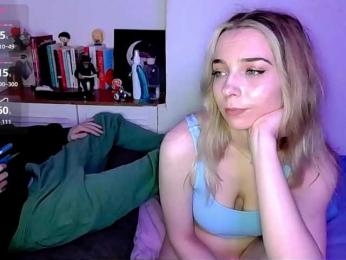 Almondmilka — webcam model online on bongacams