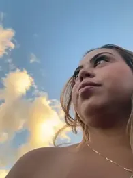 lariic — webcam model online on stripchat