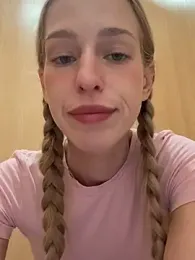 kira_mia — Stripchat stream photo (Apr 2026)