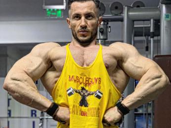 PumpIron — webcam model online on livejasmin