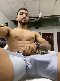 leoblazes — webcam model online on stripchat