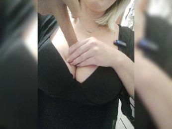 Dyia — webcam model online on bongacams