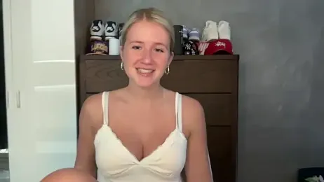 itssosierra — webcam model online on stripchat