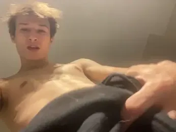 yourwhiteboy1 — webcam model online on stripchat