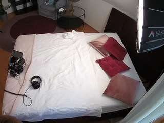 voyeurcam-julmodels-whitebed-2 — Camsoda profile photo