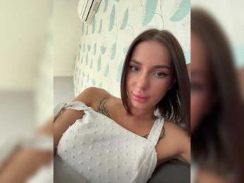 BabyDarii — webcam model online on bongacams