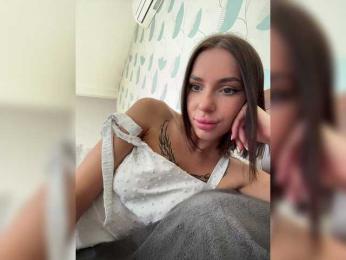 BabyDarii — webcam model online on bongacams