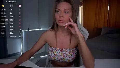 eVvushka — webcam model online on stripchat