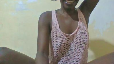 petitelavishey1 — Cam4 stream photo (Feb 2026)