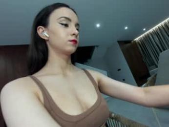 ehotlovea — webcam model online on chaturbate