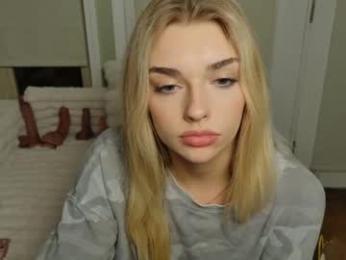 ellalowe — webcam model online on chaturbate