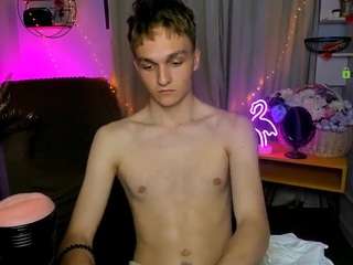 john-lik — webcam model online on camsoda