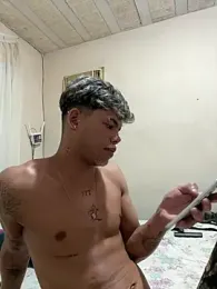 Uchihaxxx — webcam model online on stripchat