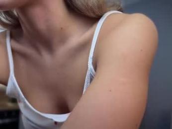 roselyn_rose — Chaturbate recorded stream image, 25.05.2025 10:30