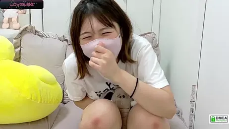 SUZU_ — Stripchat recorded stream image, 05.06.2025 12:00