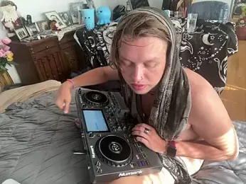 bemoist — Stripchat recorded stream image, 05.08.2025 13:00