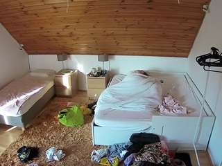 voyeurcam-julmodels-whitebed-2 — Camsoda recorded stream image, 16.08.2025 18:30