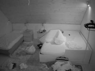 voyeurcam-julmodels-whitebed-2 — Camsoda recorded stream image, 16.08.2025 18:30