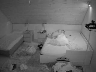 voyeurcam-julmodels-whitebed-2 — Camsoda recorded stream image, 16.08.2025 18:30