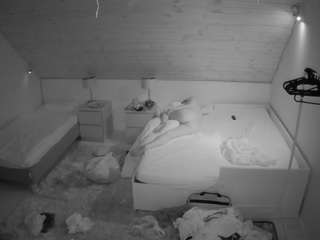 voyeurcam-julmodels-whitebed-2 — Camsoda recorded stream image, 16.08.2025 18:30