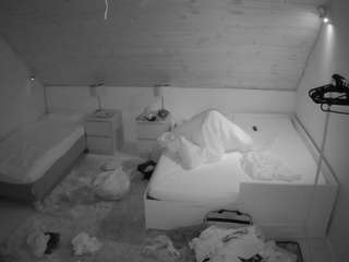 voyeurcam-julmodels-whitebed-2 — Camsoda recorded stream image, 16.08.2025 18:30