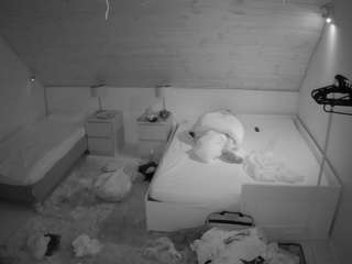 voyeurcam-julmodels-whitebed-2 — Camsoda recorded stream image, 16.08.2025 18:30