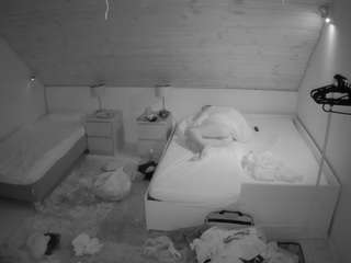 voyeurcam-julmodels-whitebed-2 — Camsoda recorded stream image, 16.08.2025 18:30