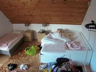 voyeurcam-julmodels-whitebed-2 — Camsoda recorded stream image, 16.08.2025 18:30