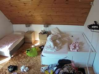 voyeurcam-julmodels-whitebed-2 — Camsoda recorded stream image, 16.08.2025 18:30