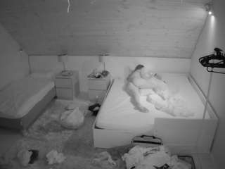 voyeurcam-julmodels-whitebed-2 — Camsoda recorded stream image, 16.08.2025 18:30