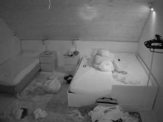 voyeurcam-julmodels-whitebed-2 — Camsoda recorded stream image, 16.08.2025 18:30