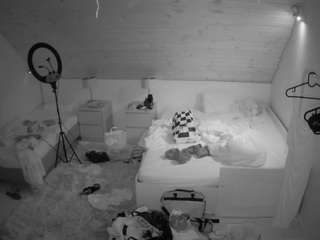 voyeurcam-julmodels-whitebed-2 — Camsoda recorded stream image, 31.08.2025 10:30