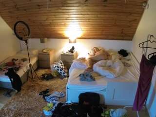 voyeurcam-julmodels-whitebed-2 — Camsoda recorded stream image, 31.08.2025 10:30