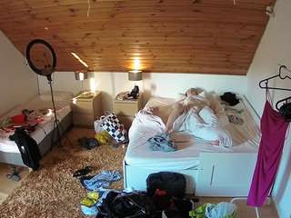 voyeurcam-julmodels-whitebed-2 — Camsoda recorded stream image, 31.08.2025 10:30
