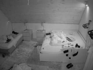 voyeurcam-julmodels-whitebed-2 — Camsoda recorded stream image, 02.10.2025 03:00