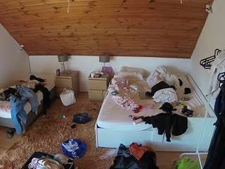 voyeurcam-julmodels-whitebed-2 — Camsoda recorded stream image, 09.10.2025 18:00