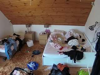 voyeurcam-julmodels-whitebed-2 — Camsoda recorded stream image, 09.10.2025 18:00