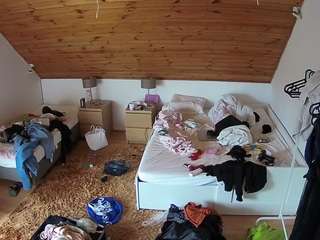 voyeurcam-julmodels-whitebed-2 — Camsoda recorded stream image, 09.10.2025 18:00