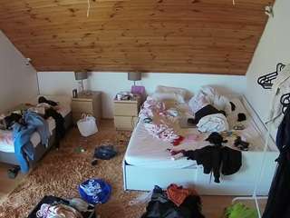 voyeurcam-julmodels-whitebed-2 — Camsoda recorded stream image, 09.10.2025 18:00