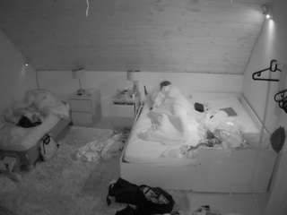 voyeurcam-julmodels-whitebed-2 — Camsoda recorded stream image, 10.11.2025 22:00