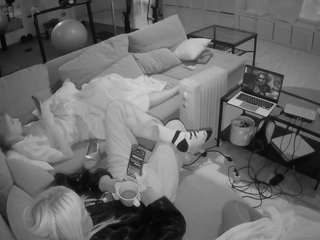 voyeurcam-julmodels-living-3 — Camsoda recorded stream image, 23.02.2025 13:00