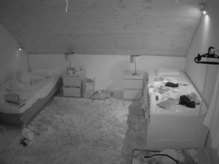 voyeurcam-julmodels-whitebed-2 — Camsoda recorded stream image, 21.01.2026 14:30