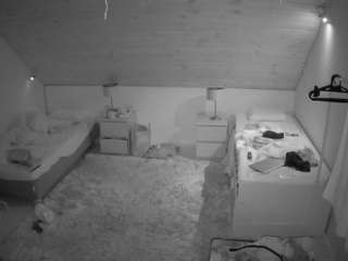 voyeurcam-julmodels-whitebed-2 — Camsoda recorded stream image, 21.01.2026 14:30