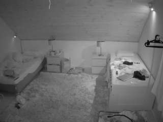 voyeurcam-julmodels-whitebed-2 — Camsoda recorded stream image, 21.01.2026 14:30